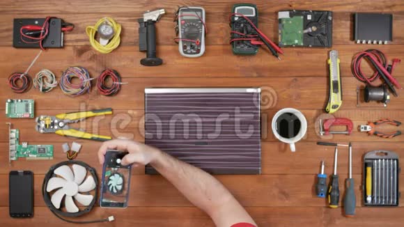 男工程师程序员制作照片工作场所电话木桌顶景视频的预览图