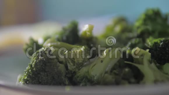煮熟的西兰花美味的健康食品素食主义食物冒烟热概念素食慢动作视频视频的预览图