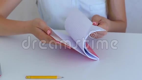 学生女手叶抄本的白室教育理念视频的预览图