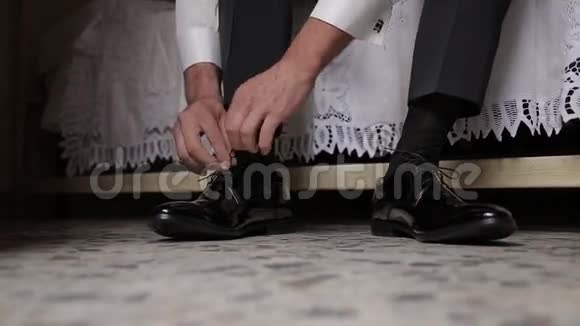 男人穿上鞋子在婚礼上注意鞋带视频的预览图