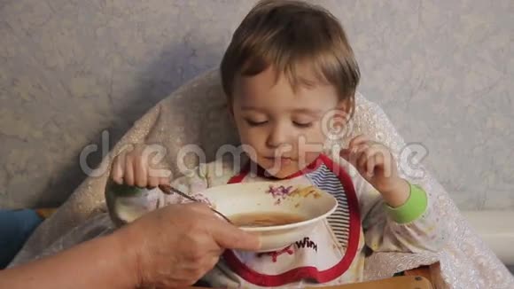 祖母喂孩子吃东西视频的预览图
