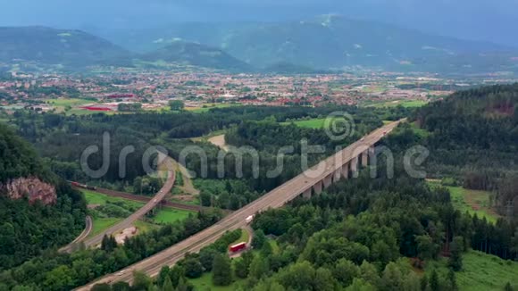 维拉奇奥地利2019年6月空中无人机视野维拉奇郊区与美丽的自然上面的公路和铁路视频的预览图