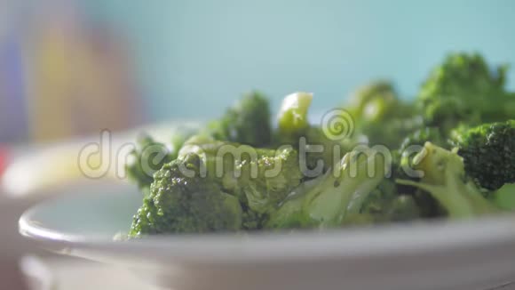 煮熟的西兰花美味的健康食品素食主义食物冒烟热素食生活方式慢视频的预览图