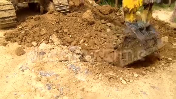 重型设备挖掘机周围挖掘声音视频的预览图