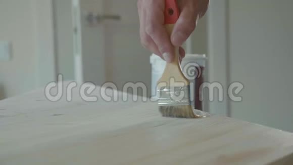 用刷子浸渍对角线排列的木步视频的预览图