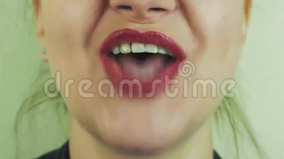 带红色柚子的女人在镜头前唱歌嘴巴发音元音视频的预览图