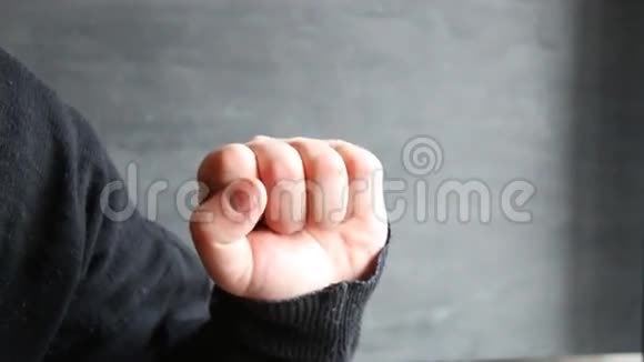 一只手做喇叭手势视频的预览图