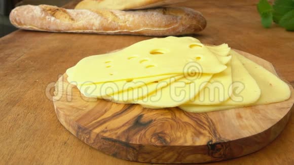 木板上的荷兰马斯达姆奶酪视频的预览图