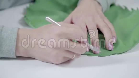 特写女性手握信具刀切叶视频的预览图