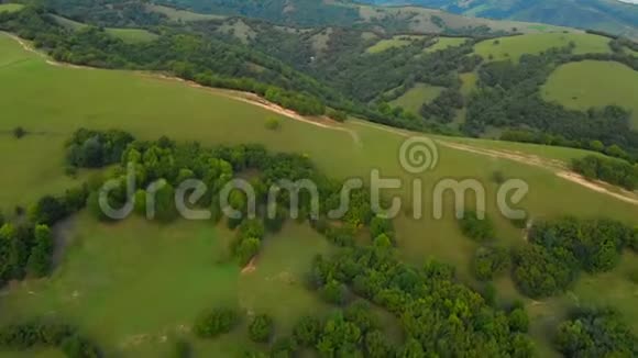 飞越农村和森林的精彩视频无人机视频的预览图