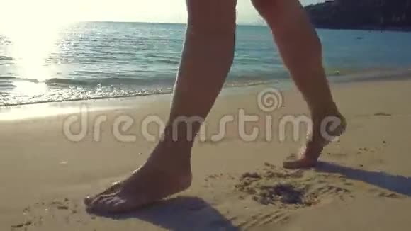 在日落时沿着海滩散步的女性腿视频的预览图