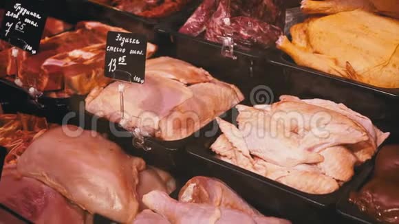 店内陈列柜上附有价格标签的新鲜生肉视频的预览图