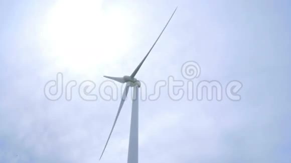 风力涡轮机在玉米地之间的乡村道路上安装风力涡轮机支架视频的预览图
