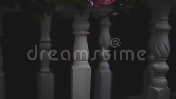 结婚烛台白色烛台和粉红色花视频的预览图