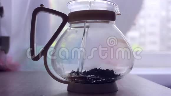 用茶壶里的热水冲泡红茶视频的预览图