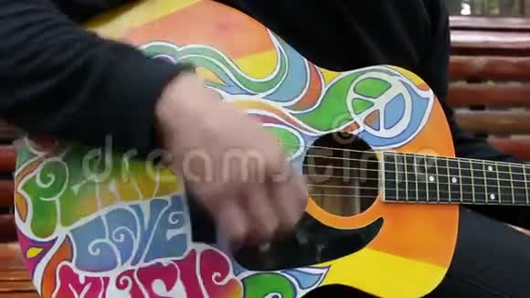 酷吉普赛风格的人弹吉他视频的预览图
