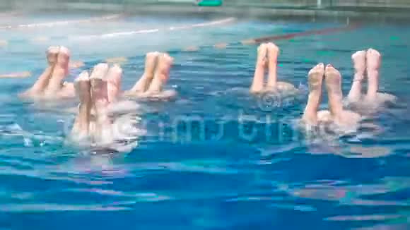 同步游泳冬天瘦腿的女运动员在开放的游泳池里伸出水面年轻女孩学习视频的预览图