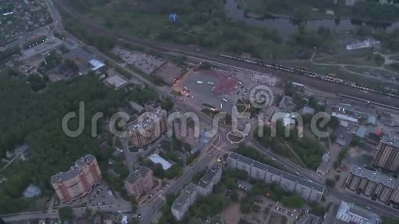 气球和城市鸟瞰图视频的预览图