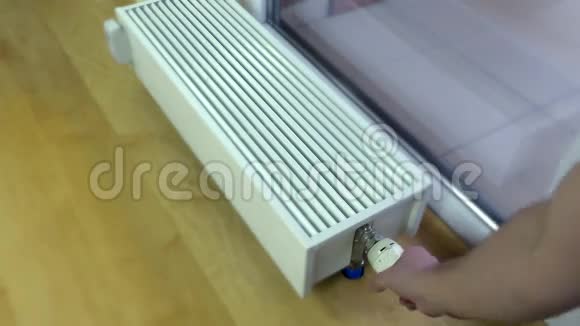 散热器温控器人手调节温度视频的预览图