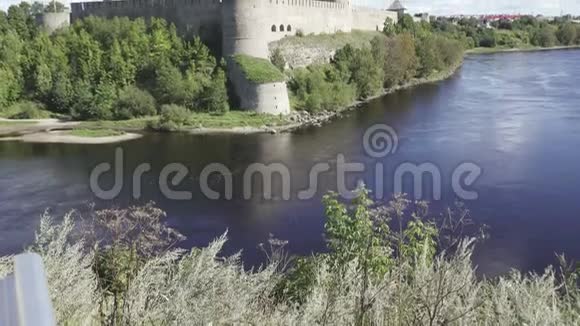 美丽的城市景观俄罗斯爱沙尼亚边境的中世纪旅游景点纳瓦河畔的科特迪瓦堡垒视频的预览图