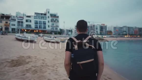 夏天独自在海滩上散步的人视频的预览图