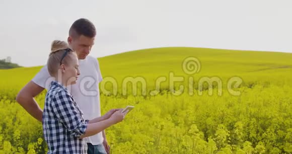 农民在农场使用平板电脑时讨论视频的预览图