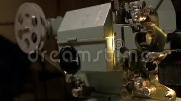 旧机械电影放映机工作视频的预览图