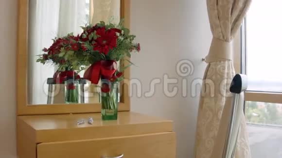 结婚花束放在镜子附近的梳妆台上视频的预览图
