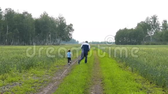 孙子和爷爷在乡下玩得很开心视频的预览图