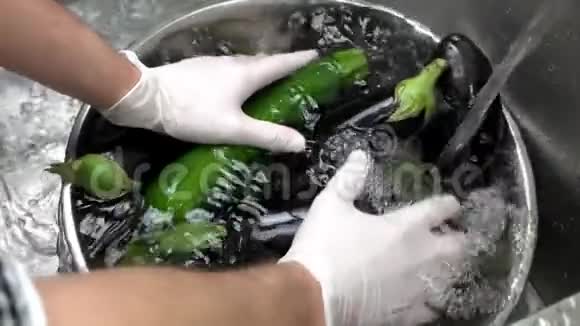 手在盆里洗蔬菜视频的预览图