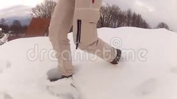 在深雪中行走视频的预览图