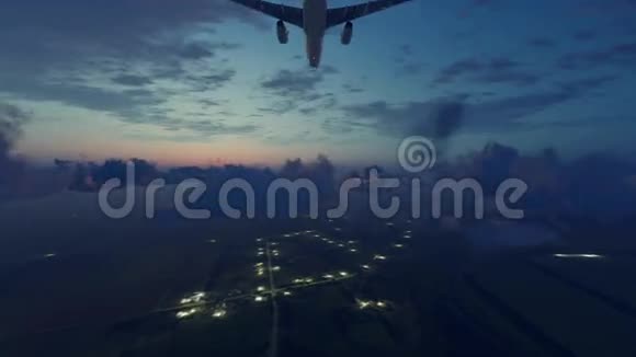 客机在夜空中降落视频的预览图