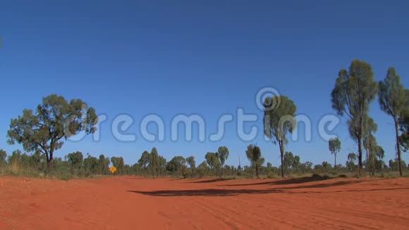 四轮驱动在澳大利亚内陆的一条土路上行驶视频的预览图