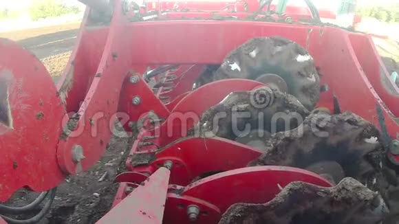 拖拉机耕地视频的预览图