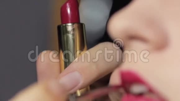 女人涂了红唇视频的预览图
