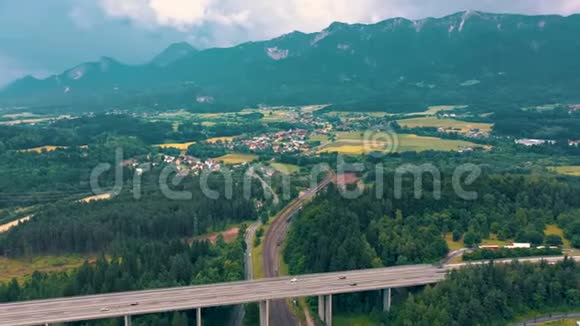 维拉奇奥地利2019年6月空中无人机视野维拉奇郊区与美丽的自然上面的公路和铁路视频的预览图