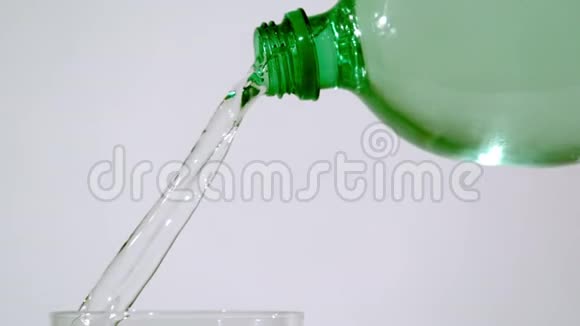 从瓶子到玻璃的透明苏打水视频的预览图