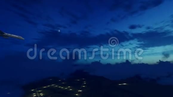 夜间多云的空中客运客机视频的预览图