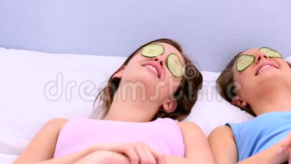 女孩躺在床上眼睛上挂着黄瓜视频的预览图