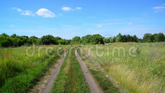 俄罗斯有土路的乡村景观视频的预览图