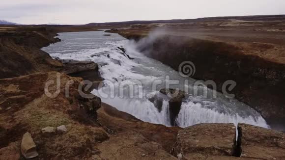 河流流入冰岛Seljalandsfoss瀑布视频的预览图
