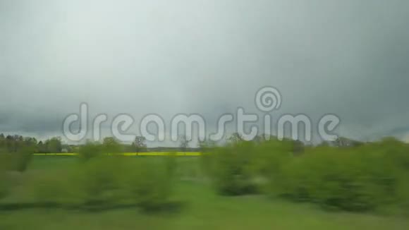 奥地利维也纳火车窗口拍摄的乡村景色视频的预览图