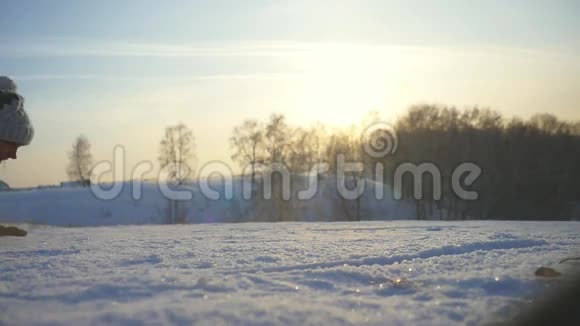 女孩在冬天的公园里啜泣年轻漂亮的女人在山上缓慢地穿过太阳视频的预览图