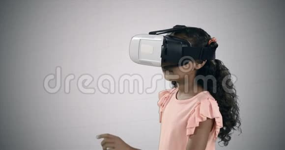 使用虚拟现实耳机和数字屏幕的女孩视频的预览图