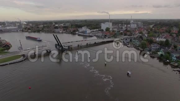 荷兰有吊桥和船的空中河景视频的预览图