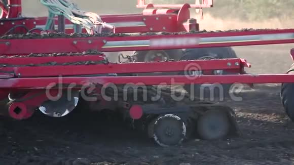 拖拉机耕地视频的预览图