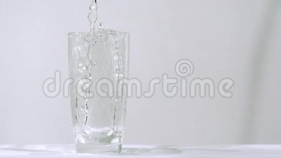 从瓶子到玻璃的透明苏打水视频的预览图