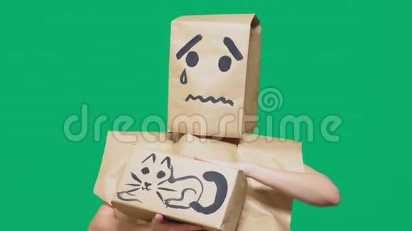 情感概念手势一个微笑带着一画着微笑的哭泣悲伤和抚摸一只猫画在盒子上视频的预览图