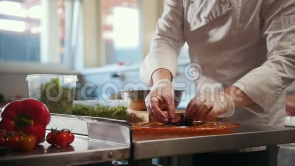厨师把沙拉的配料放在盘子里视频的预览图