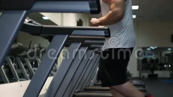 在跑步机上健身的男人视频的预览图